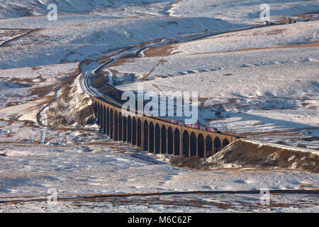 2 Northern rail class 158 sprinter express les trains traversent Ribblehead viaduc, Yorkshire de l'installer à Carlisle railway dans la neige Banque D'Images