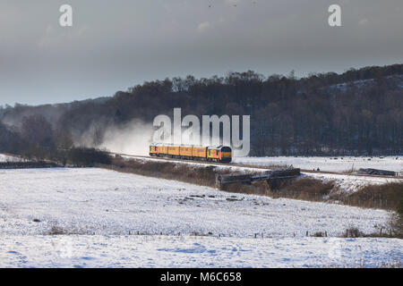 2 Colas Rail Freight Transport locomotives classe 67 un réseau de surveillance de l'infrastructure ferroviaire train dans la neige sur la ligne de côte de Cumbrie Banque D'Images