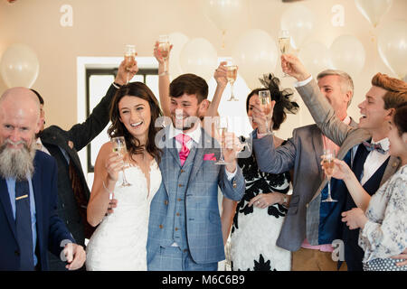 Mariée et le marié sont la danse et l'éducation de leurs lunettes avec les clients le jour de leur mariage. Banque D'Images