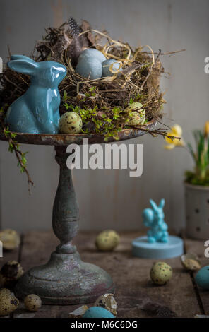 Décoration de table de Pâques avec blue bunny Banque D'Images