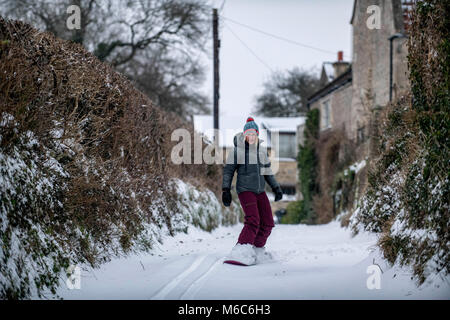 02.03.18. Bain de neige. Snowboarder Zeynep Kayacan fait le plus d'un couvert de neige dans la région de lane Batheaston près de Bath dans le Somerset après les fortes chutes de neige overnig Banque D'Images