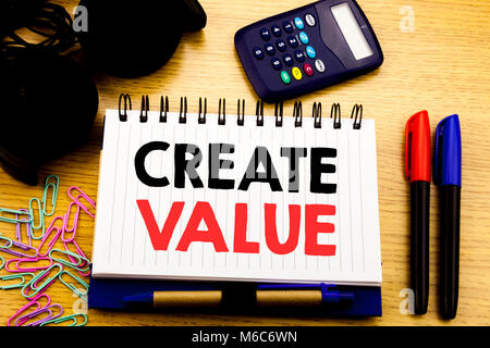 La légende de texte écrit conceptuel montrant de créer de la valeur. Concept d'affaires pour créer la motivation écrite sur ordinateur portable livre sur l'arrière-plan dans le Banque D'Images