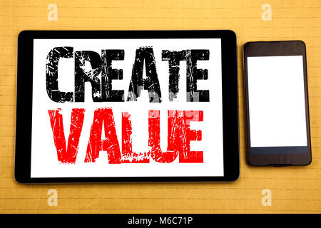 Texte écrit à la main l'inspiration légende montrant de créer de la valeur. Concept d'affaires pour créer la motivation écrite sur fond de bois comprimé, avec sticky Banque D'Images
