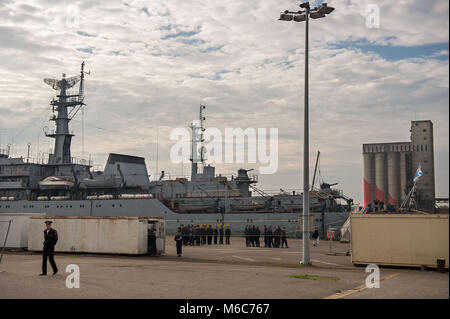 Saint Nazaire, navire russe en attente d'escorte du porte-avions "Vladivostok" construit dans les chantiers navals STX. La France. Banque D'Images