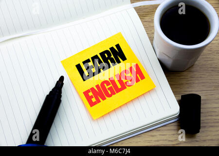 Texte écrit à la main l'inspiration légende montrant l'apprentissage de l'anglais. Concept d'affaires pour l'École de langue written post-it papier, fond en bois avec co Banque D'Images