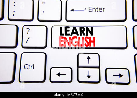 Texte écrit à la main l'inspiration légende montrant l'apprentissage de l'anglais. Concept d'affaires pour l'École de langue écrite sur la touche du clavier blanc avec copie espace. Top v Banque D'Images