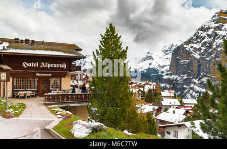 Café avec une vue sur le village en Murren Schilthorn à pic. La Suisse Banque D'Images