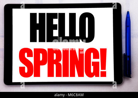 Par contre l'écriture de texte conceptuel inspiration légende montrant Bonjour Printemps !. Concept d'affaires pour l'heure d'été écrit sur l'ordinateur tablette Bienvenue sur le w Banque D'Images