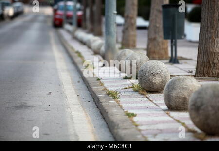 Clôture décorative des boules de granit sur une rue de la ville Banque D'Images