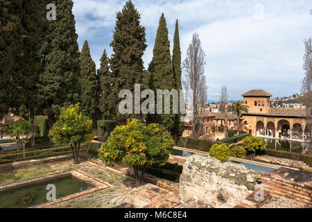 Le Jardines del Partal et le Palacio de Partal, avec la Torre de las Damas (Tour des Dames), l'Alhambra, Grenade, Andalousie, Espagne Banque D'Images