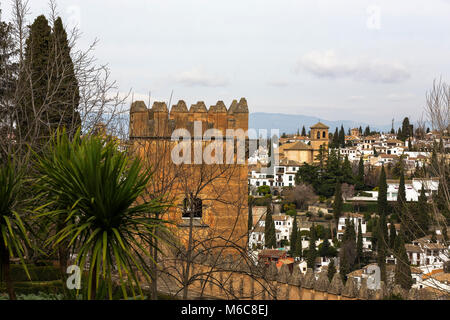 Vue sur la Torre de los Picos, l'un des tours de défense de la Alhambra, avec El Albaicín au-delà, Grenade, Andalousie, Espagne Banque D'Images