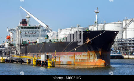 Pétrolier amarré à un terminal pétrolier dans le port d'Anvers. Banque D'Images