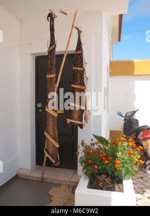 Le séchage à l'air de pêcher sur un porche d'une maison en Algarve, Portugal. Banque D'Images