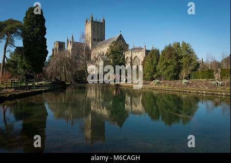 Wells Cathedral et Wells Bishop's piscines dans le jardin du palais, Wells, Somerset, Royaume-Uni. Banque D'Images