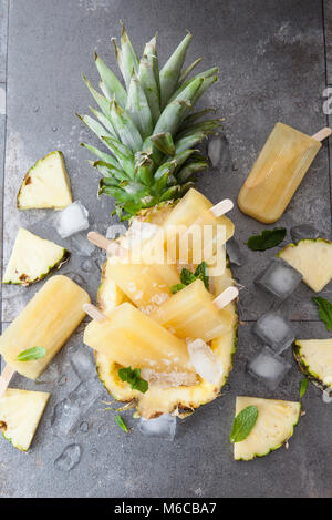 Des homards glaçons avec l'ananas frais et de feuilles de menthe Banque D'Images