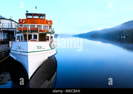 Vintage en bois blanc et ferry à vapeur amarré sur le lac Windermere, Lake District, UK, tôt le matin, vue sur le lac un calme plat formant une image complète Banque D'Images