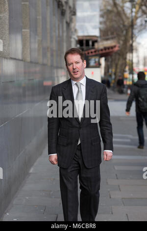 L'Ofgem Dermot Nolan, chef de la direction du groupe et l'Autorité des marchés du gaz et de l'électricité (GEMA), photographié le long de Millbank, London, England, UK Banque D'Images