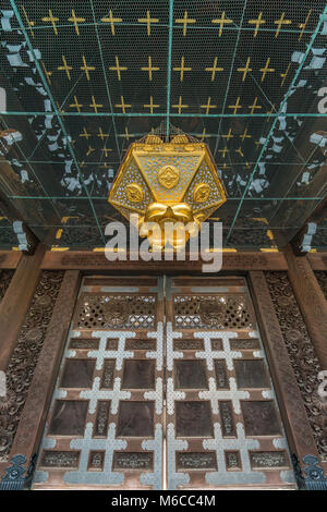 Vue grand angle d'Hishidoro magnifique lanterne suspendue au fondateur's Hall Gate (Goei-do Mon) Shinshu Otani-ha ou Higashi Hongan-ji. Banque D'Images