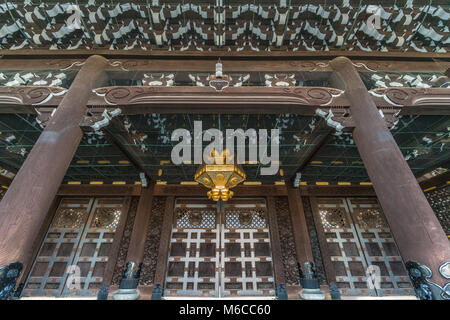 Vue grand angle d'Hishidoro magnifique lanterne suspendue au fondateur's Hall Gate (Goei-do Mon) Shinshu Otani-ha ou Higashi Hongan-ji. Banque D'Images