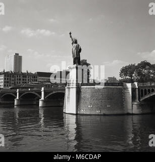 Années 1950, historique, Paris, France, au milieu de la Seine sur le pont, pont de Grenelle, se dresse un quart échelle réplique de la fameuse Statue de la liberté, une statue en bronze étant donné les USA par les Français et qui s'élève sur Liberty Island à New York. Le pont sur la photo a été remplacé au milieu des années 60.. Banque D'Images