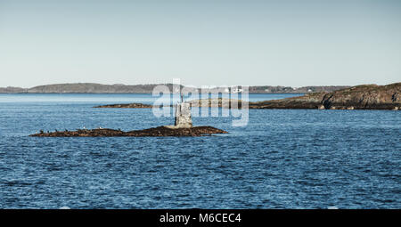 Cairn de pierre, la Norvège. L'ancien scandinave traditionnel mer navigation marque sur des rochers Banque D'Images