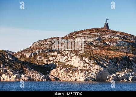 Cairn de pierre, la Norvège. L'ancien scandinave traditionnel mer navigation marque sur l'île rocky Banque D'Images