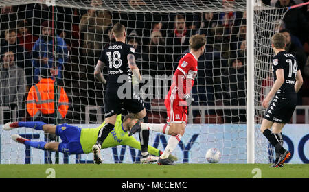 Le Middlesbrough Patrick Bamford (centre) marque le premier but des jeux du match contre Leeds United pendant les match de championnat Sky Bet du Riverside Stadium, Middlesbrough. Banque D'Images