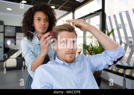 Man giving instruction sur la longueur des cheveux Banque D'Images