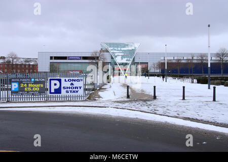 Neige sur les toits et la pente jusqu'à St Stephen's Shopping Centre Hull East Yorkshire au nord de l'Angleterre le 1er mars 2018 Banque D'Images