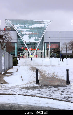 Neige sur les toits et la pente jusqu'à St Stephen's Shopping Centre Hull East Yorkshire au nord de l'Angleterre le 1er mars 2018 Banque D'Images