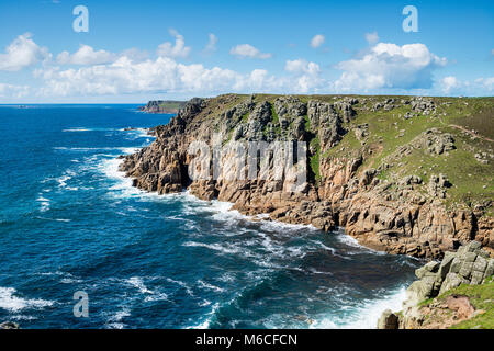 Le south west coast path entre Gwennap head et Land's End sur la côte de Cornwall Banque D'Images