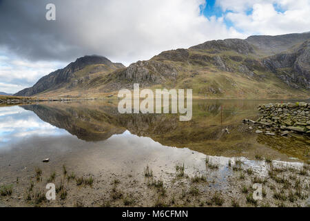 Idwal Llyn lac et montagne au Parc National de Snowdonia au Pays de Galles Banque D'Images