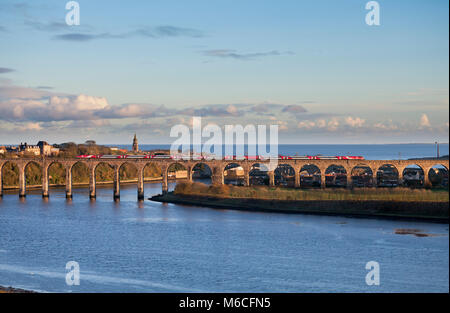 Un Virgin Trains Intercity 225 East Coast electric train traverse la frontière au pont Royal Berwick upon Tweed avec l'Edinburgh 1430 - Kings Cross Banque D'Images