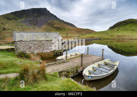 Bateaux à Llyn y Dywarchen Rhyd Ddu dans près de Parc National de Snowdonia au Pays de Galles Banque D'Images