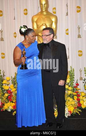 06  Mo nique    06 Robin Williams - 82e Academy Awards Press Room au Kodak Theatre de Los Angeles.06  Mo nique    06 Robin Williams 82th Academy of Motion Picture Oscar Awards 2010. Trophée Oscar, Oscar Press Room 2010, vainqueur du trophée en 2010, avec la statue d'Oscar Banque D'Images