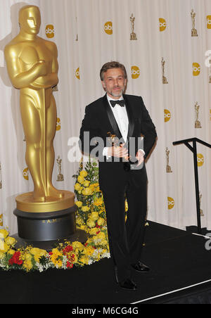 Christoph Waltz  19 - 82e Academy Awards Press Room au Kodak Theatre de Los Angeles.Christoph Waltz  19 82th Academy of Motion Picture Oscar Awards 2010. Trophée Oscar, Oscar Press Room 2010, vainqueur du trophée en 2010, avec la statue d'Oscar Banque D'Images