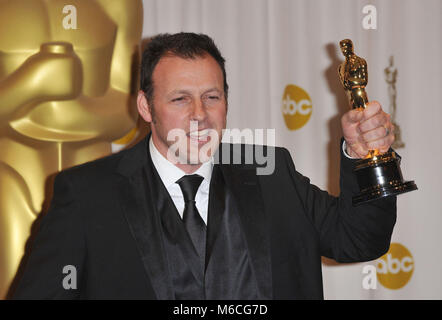 Mauro Fiore 21 - 82e Academy Awards Press Room au Kodak Theatre de Los Angeles.Mauro Fiore 21 82th Academy of Motion Picture Oscar Awards 2010. Trophée Oscar, Oscar Press Room 2010, vainqueur du trophée en 2010, avec la statue d'Oscar Banque D'Images