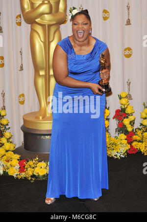 Mo Nique  11 - 82e Academy Awards Press Room au Kodak Theatre de Los Angeles.Mo Nique  11 82th Academy of Motion Picture Oscar Awards 2010. Trophée Oscar, Oscar Press Room 2010, vainqueur du trophée en 2010, avec la statue d'Oscar Banque D'Images