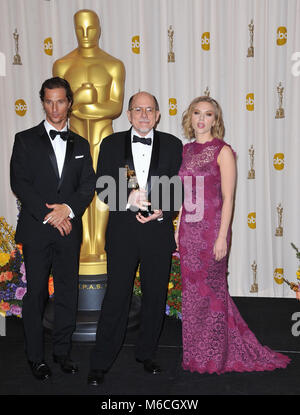 Richard King - Oscar , Matthew Mcconaughey, Scarlett Johansson au 83th Academy Awards au Kodak Theatre de Los Angeles.Richard King - Oscar , Matthew Mcconaughey, Scarlett Johansson  118 83th Academy of Motion Picture Oscar Awards 2011. Trophée Oscar, Oscar Press Room 2011, vainqueur du trophée en 2011, avec la statue d'Oscar Banque D'Images