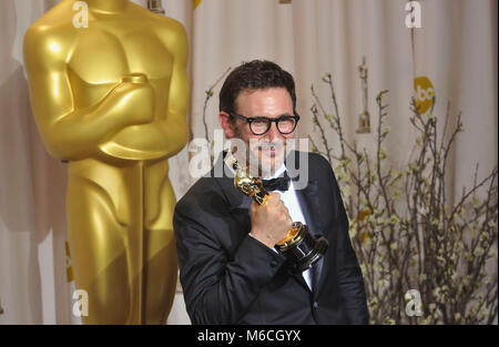 Michel Hazanavicius Salle de presse à l'Oscar - 84e Academy Awards au Hollywood and Highland Theatre de Los Angeles.Michel Hazanavicius 84e académie des Oscars 2012. Trophée Oscar, Oscar Press Room 2012, vainqueur du trophée en 2012, avec la statue d'Oscar 2012 84e Oscars Salle de presse Banque D'Images