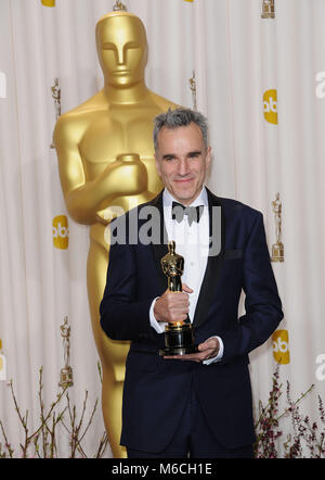 Daniel Day Lewis  512 Salle de presse à la 85e Academy Awards 2013 - Oscars - au Dolby Theatre de Los Angeles.Daniel Day Lewis  512 85e académie des Oscars 2013. Trophée Oscar, Oscar Press Room 2013, vainqueur du trophée en 2013, avec la statue d'Oscar 2013 85e Oscars Salle de presse Banque D'Images