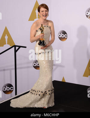 Julianne Moore 044 lors de la 87e cérémonie des Oscars annuelle au Dolby Theatre de Los Angeles.Julianne Moore 044 87e académie des Oscars 2015. Trophée Oscar, Oscar Press Room 2015, vainqueur du trophée en 2015, avec la statue d'Oscar 2015 87e Oscars Salle de presse Banque D'Images