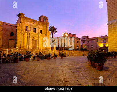 Piazza Bellini dans le crépuscule, l'arrière de l'église San Cataldo, Palerme, Sicile, Italie Banque D'Images