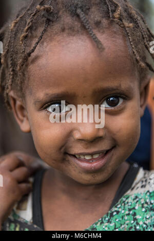 Tout-petit environ 3 ans, fille de la tribu, région de l'Omo, Ethiopie Banque D'Images