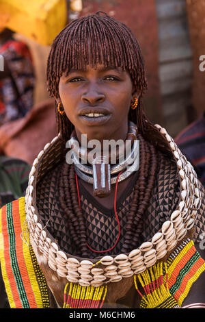 Femme de la tribu Hamer en costume traditionnel avec collier, portrait, Turmi, région de l'Omo, Ethiopie Banque D'Images