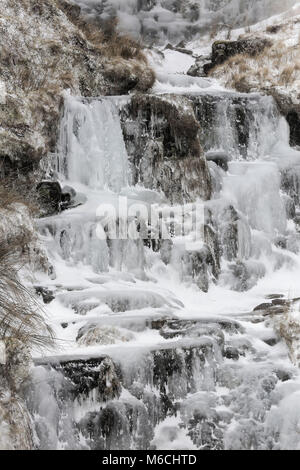 Photo météo Pays de Galles présenté : une chute d'eau gelés par la A4059 entre Penderyn Histoire et armoiries, Brecon Beacons, dans le sud du Pays de Galles, Royaume-Uni. Vendredi 02 Ma Banque D'Images