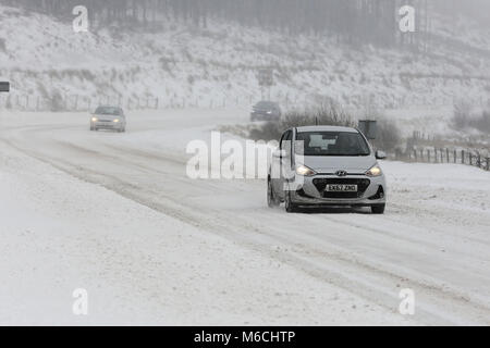Photo météo Pays de Galles présenté : une voiture voyages sur l'A470 en route Histoire Armoiries, Brecon Beacons, dans le sud du Pays de Galles, Royaume-Uni. Vendredi 02 mars 2018 Re : bête de Banque D'Images