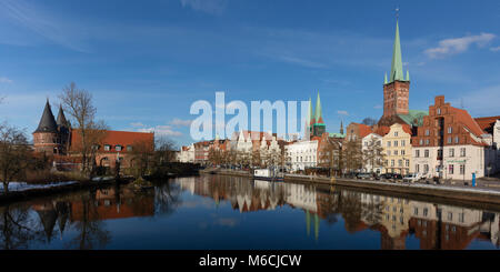 Vieille ville sur Obertrave, Holstentor, Église de Saint Marien, l'église Saint Petri, Lübeck, Schleswig-Holstein, Allemagne Banque D'Images