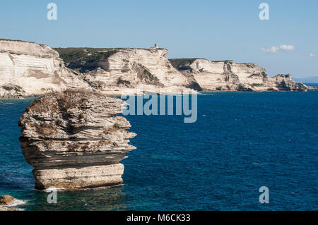 Corse : les falaises de calcaire blanc à couper le souffle dans les Bouches de Bonifacio marine park avec vue sur le phare du cap Pertusato Banque D'Images