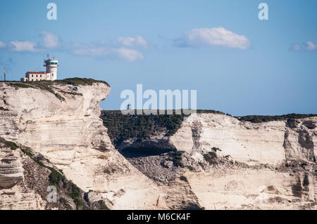 Corse : les falaises de calcaire blanc à couper le souffle dans les Bouches de Bonifacio marine park avec vue sur le phare du cap Pertusato Banque D'Images